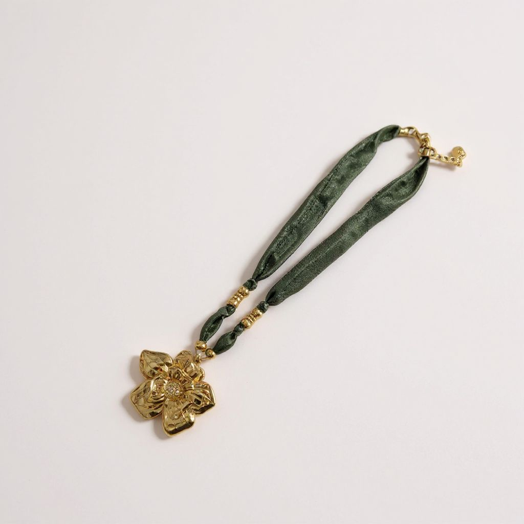 Collar flor verde