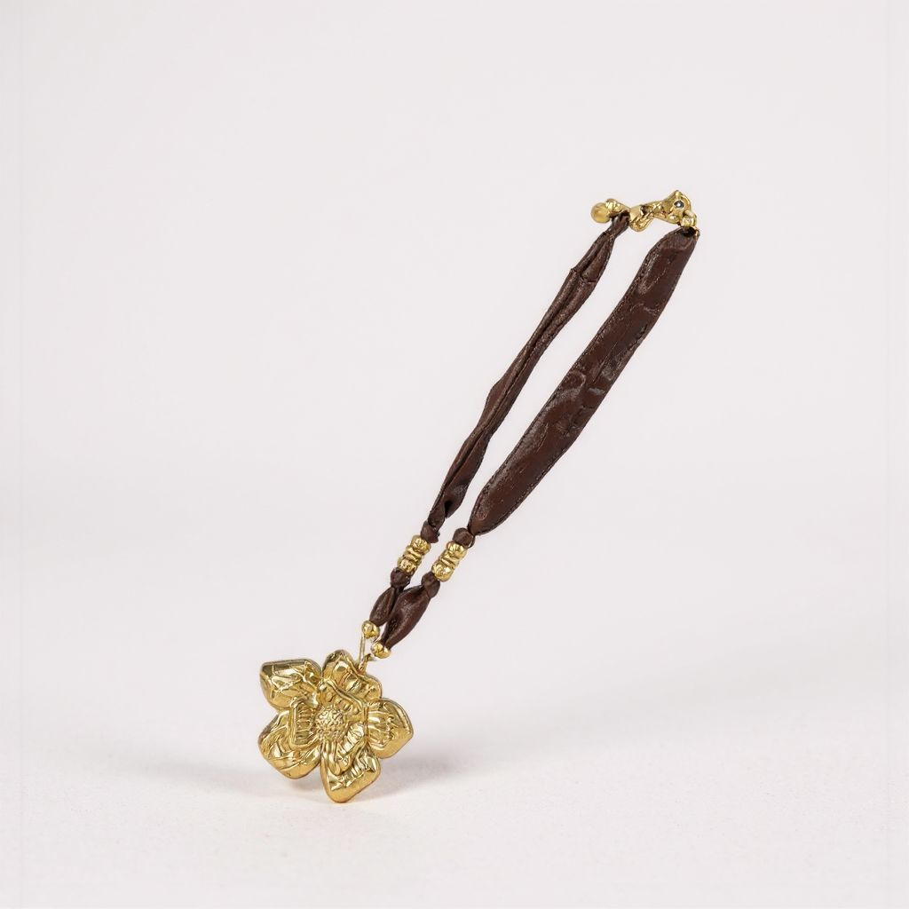 Collar flor marrón