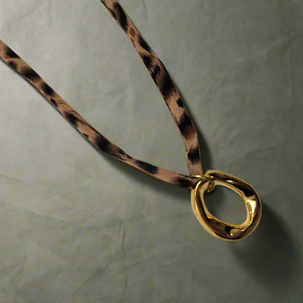 Collar leopardo